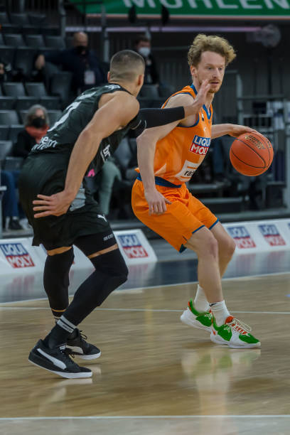 手感冰冷的 手感冰冷的