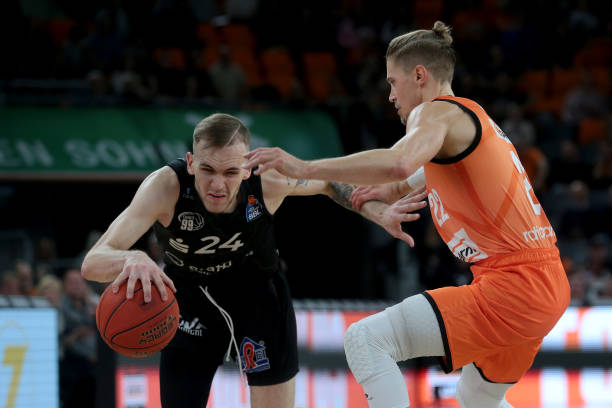 虽然篮球比 虽然篮球比